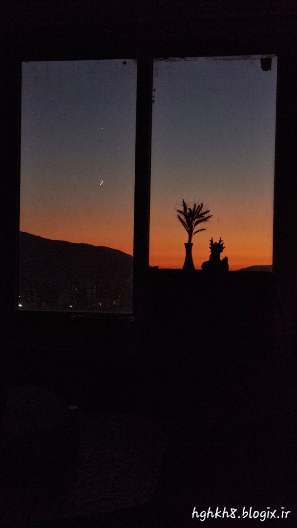 ماه از پنجره اتاق