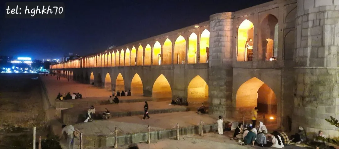سی و سه پل اصفهان در شب