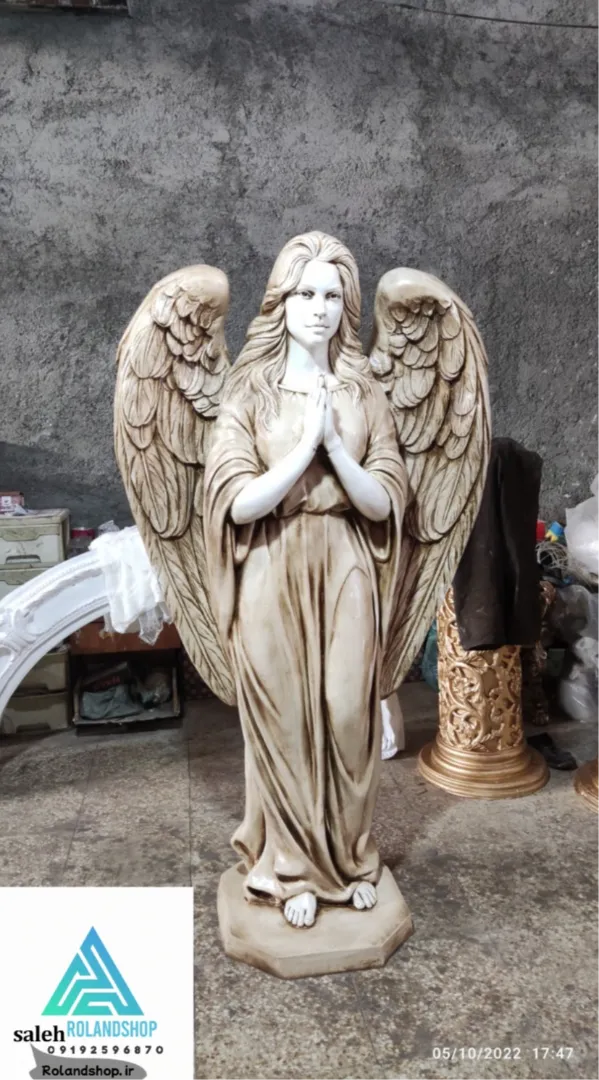 "فرشته دعا: مجسمه فایبرگلاس با زیبایی و مقاومت."