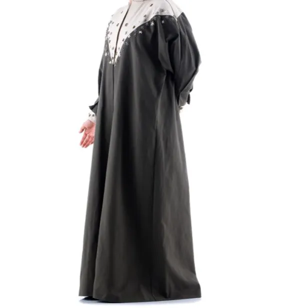 عبا یا بایه چادر سیاه‌رنگ زنان عرب است که برخلاف چادرهای رایج، در طرفین شانه شکاف دارد تا حرکت دست‌ها آسان‌تر باشد.