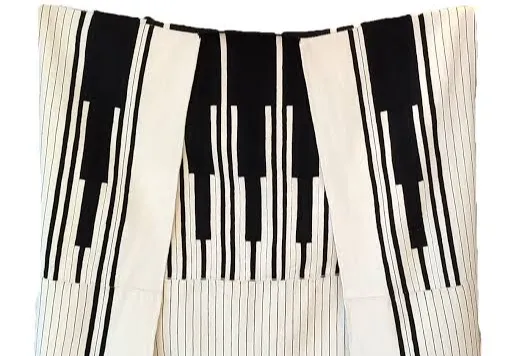 چوقا بالاپوشی بدون آستین و راه‌راه است که از نخ پشمی بافته می‌شود و تا بالای زانو می‌رسد